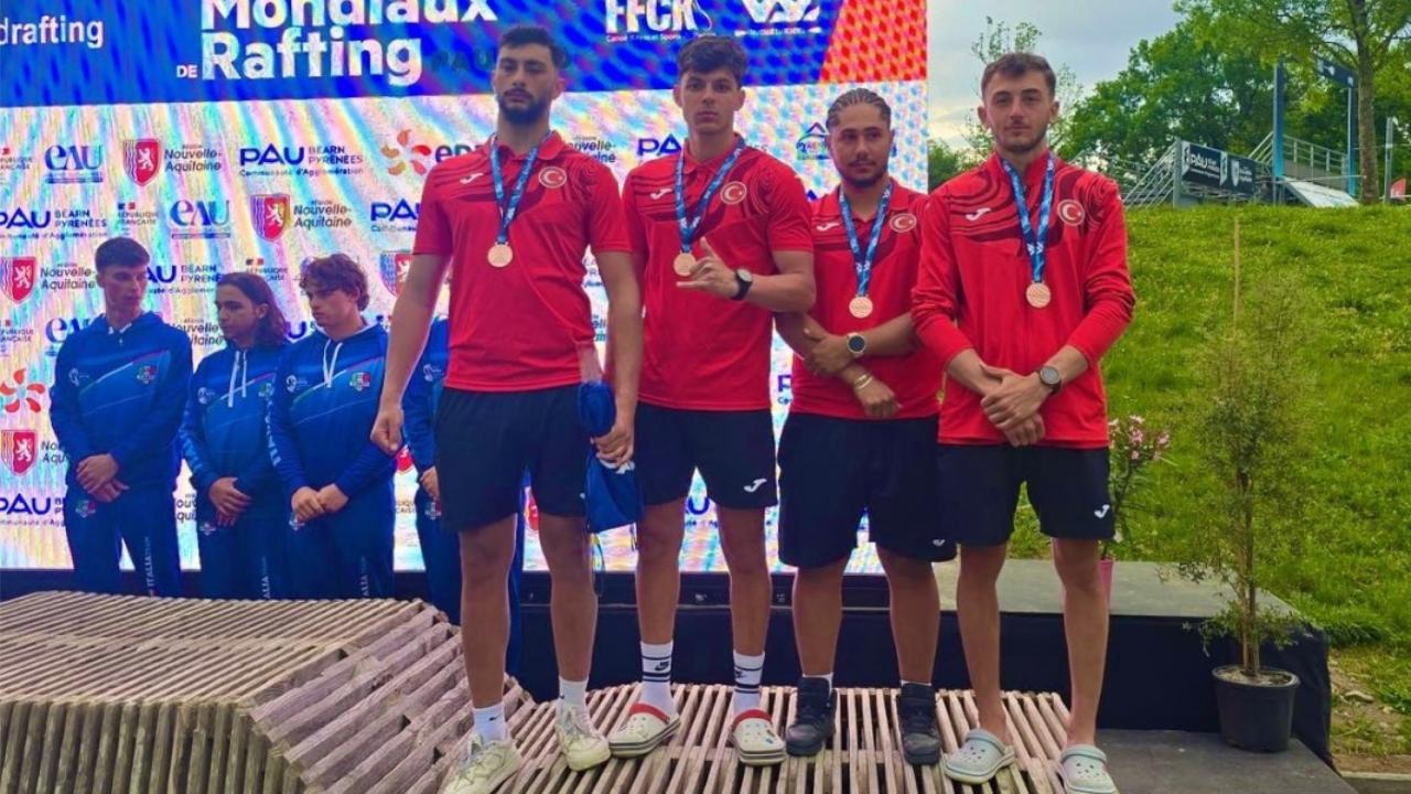 23 yaş altı raftingcilerden bronz madalya