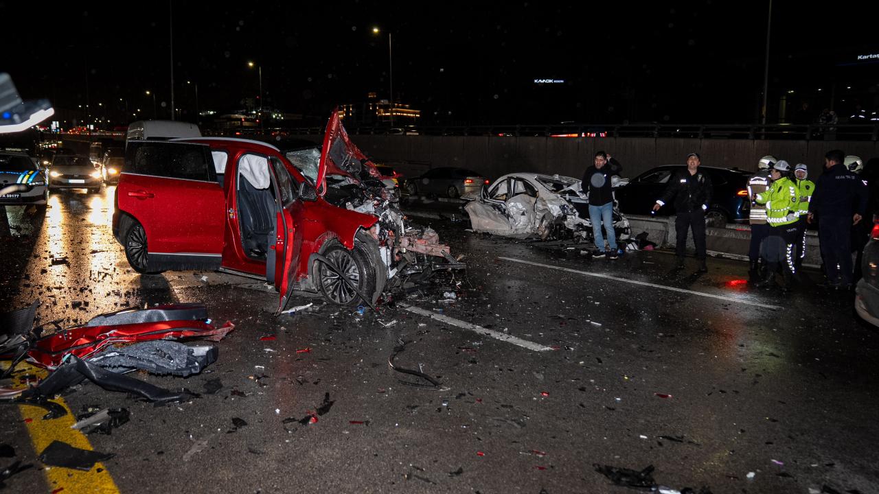 Ankara'da zincirleme trafik kazası: 8 yaralı