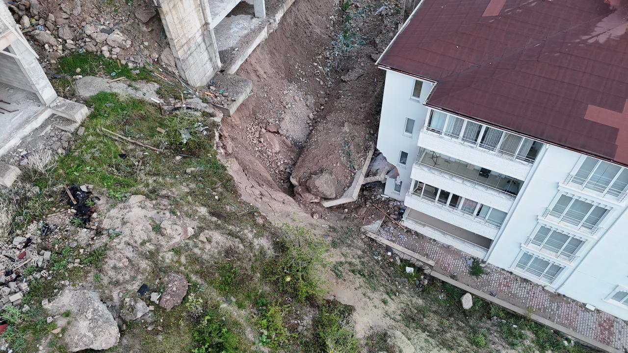Çöken istinat duvarı evlerin içine girdi