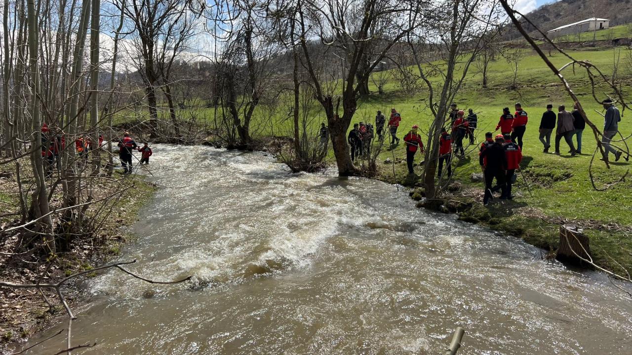 Dereye düşen 8 yaşındaki çocuk aranıyor