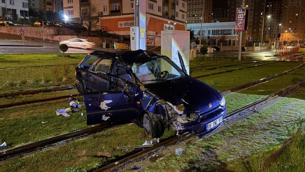 Kayseri'de otomobil tramvay yoluna girdi: 1 yaralı