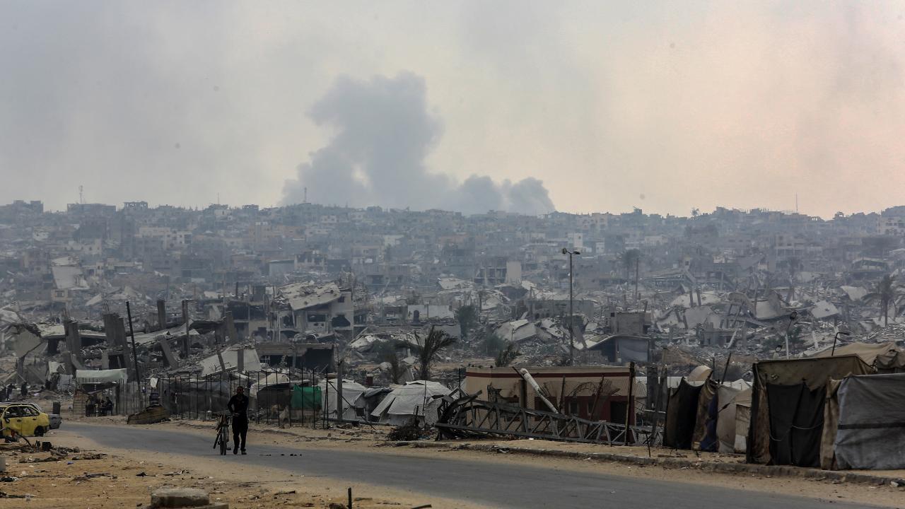 Katil İsrail, Gazze'de hastane yakınına saldırdı: 6 yaralı
