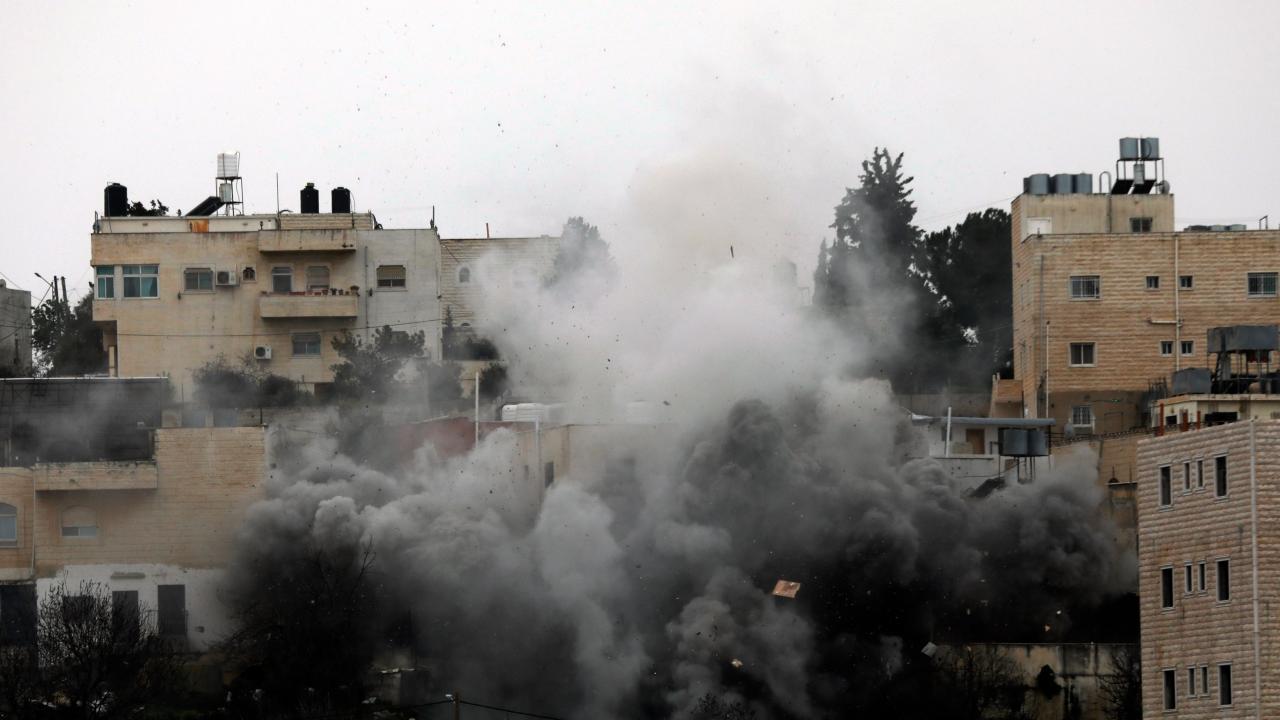 İşgalci İsrail, Batı Şeria'da Filistinlilere ait yapıları yıkıyor