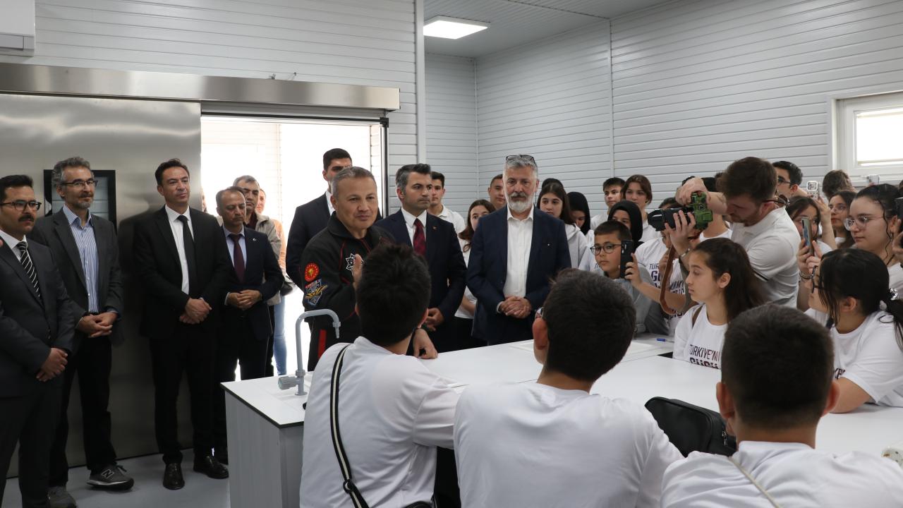 Türkiye'nin ilk astronotu Gezeravcı öğrencilerle buluştu