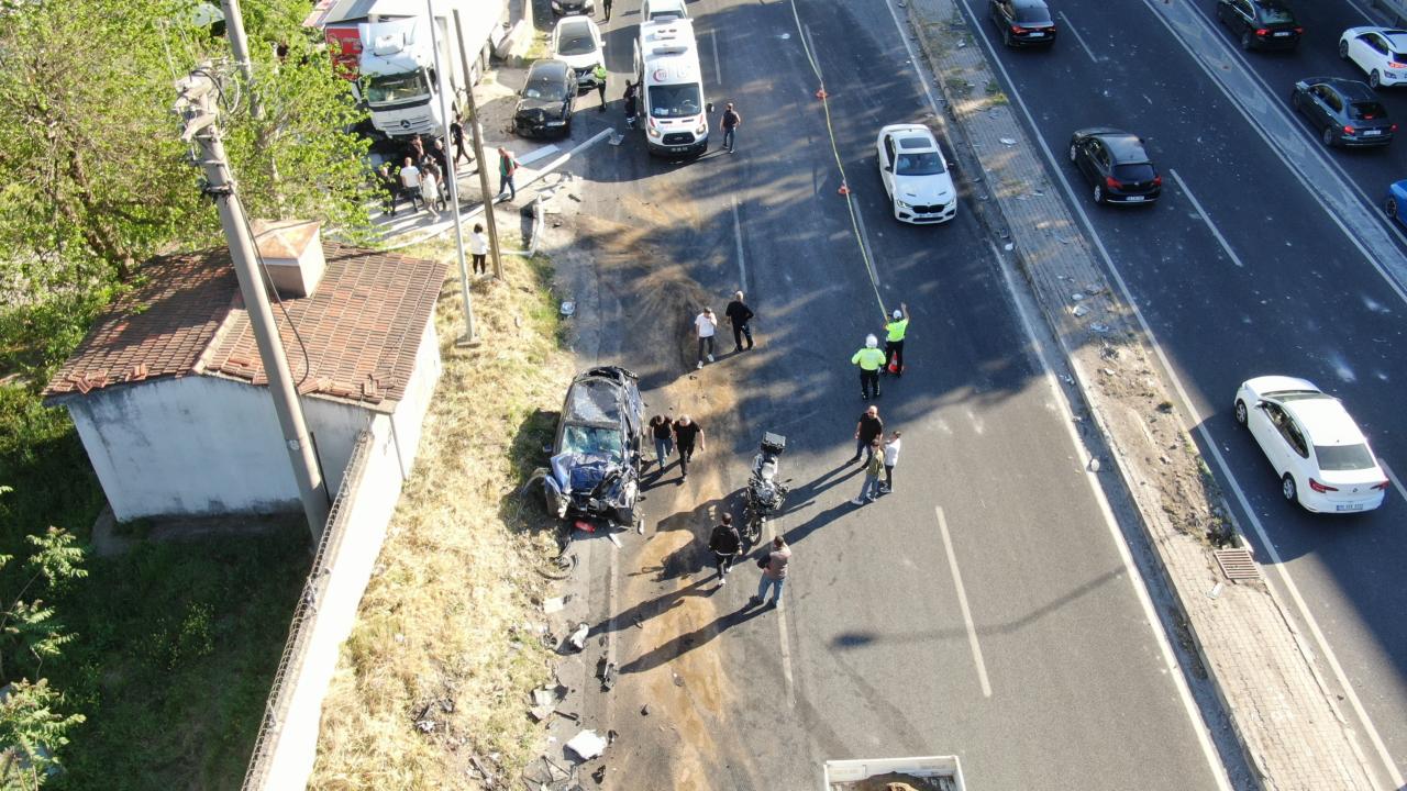 İzmir'de freni patlayan tır karşı şeride geçti: Ölü ve yaralılar var