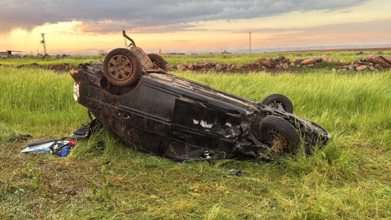 Diyarbakır'da içinde 10 kişinin bulunduğu otomobil takla attı