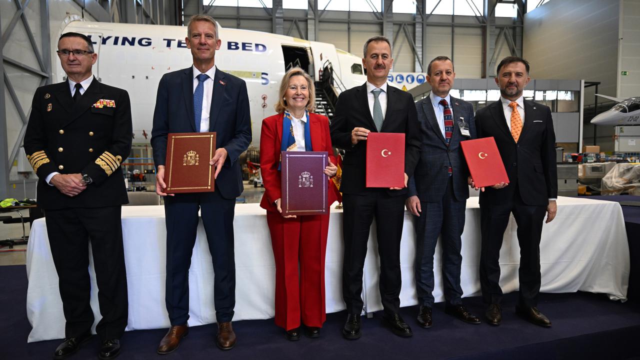 Milli jet eğitim uçağı HÜRJETin İspanya'ya ihracatı için imzalar atıldı