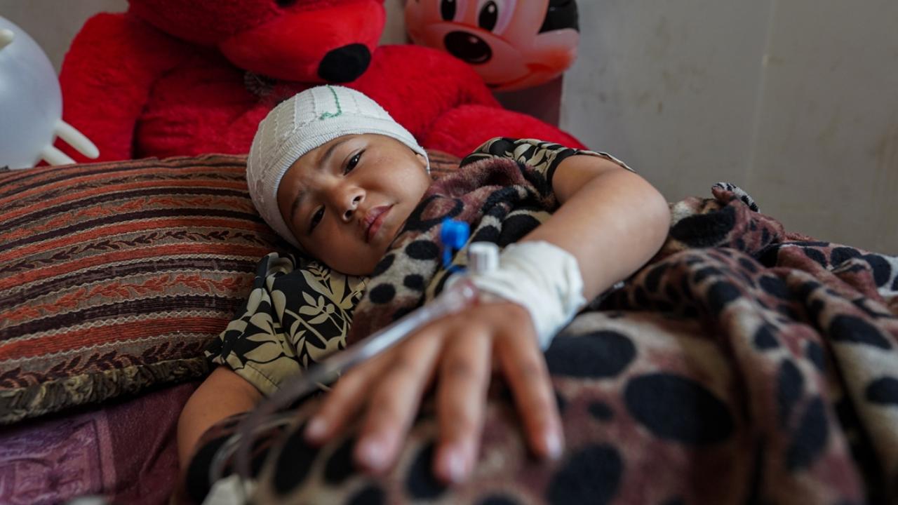 Katil İsrail'in Gazze'de hedef aldığı okulda yaralanan çocuk kısmi felç geçirdi