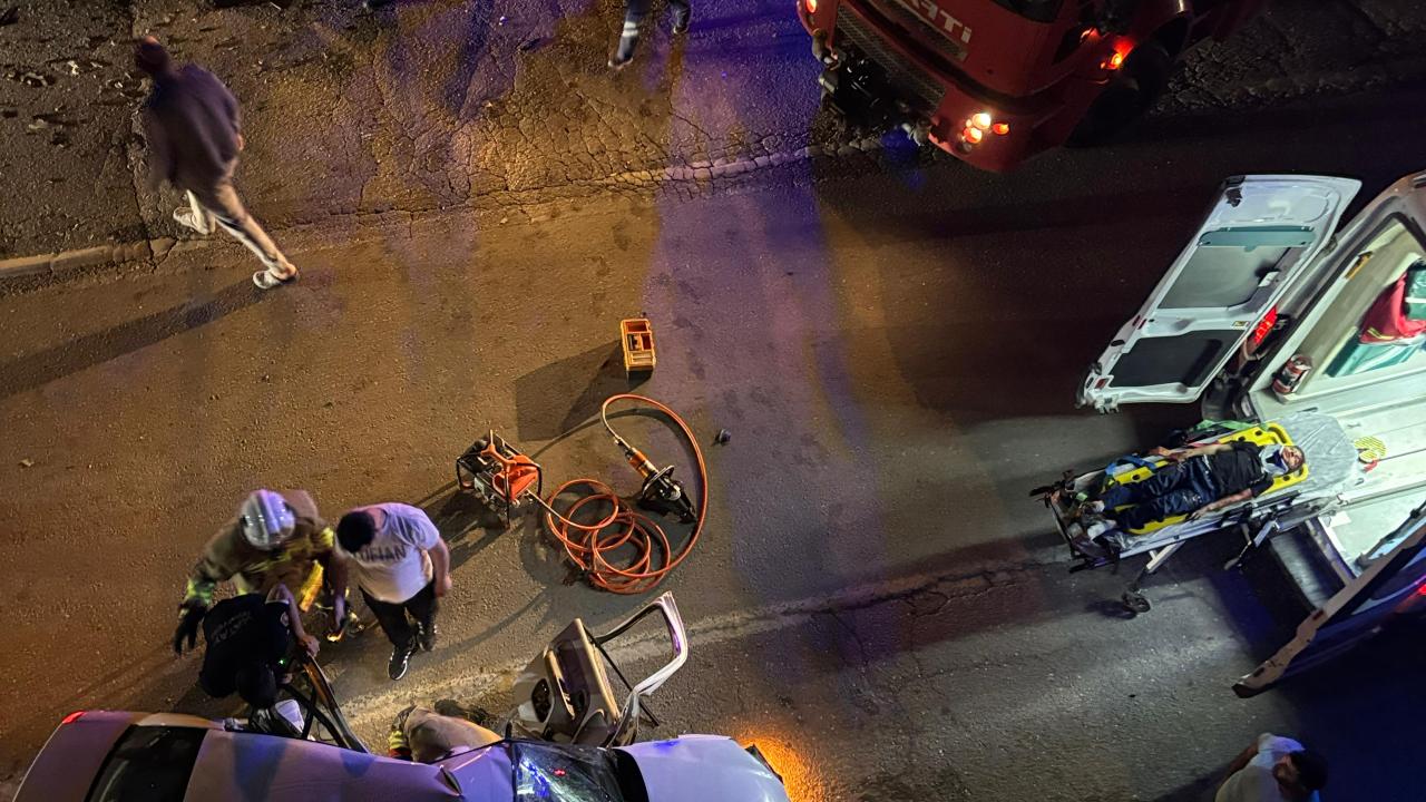 Hatay'da iki otomobilin çarpışması sonucu 2'si ağır 7 kişi yaralandı