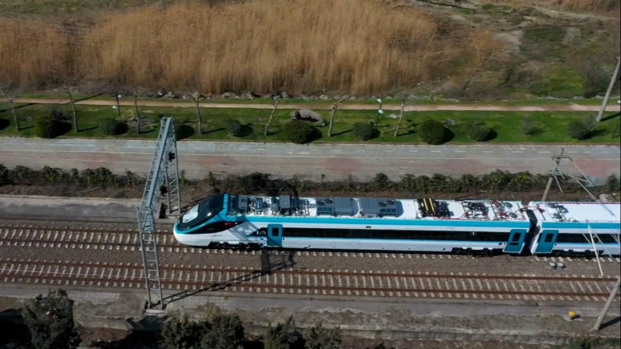 Türkiye'nin ilk hızlı treni saatte 225 kilometre hıza ulaştı