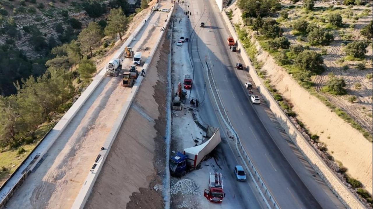 Freni boşalan tır yapımı süren kaçış rampasına çarptı: 1 ölü