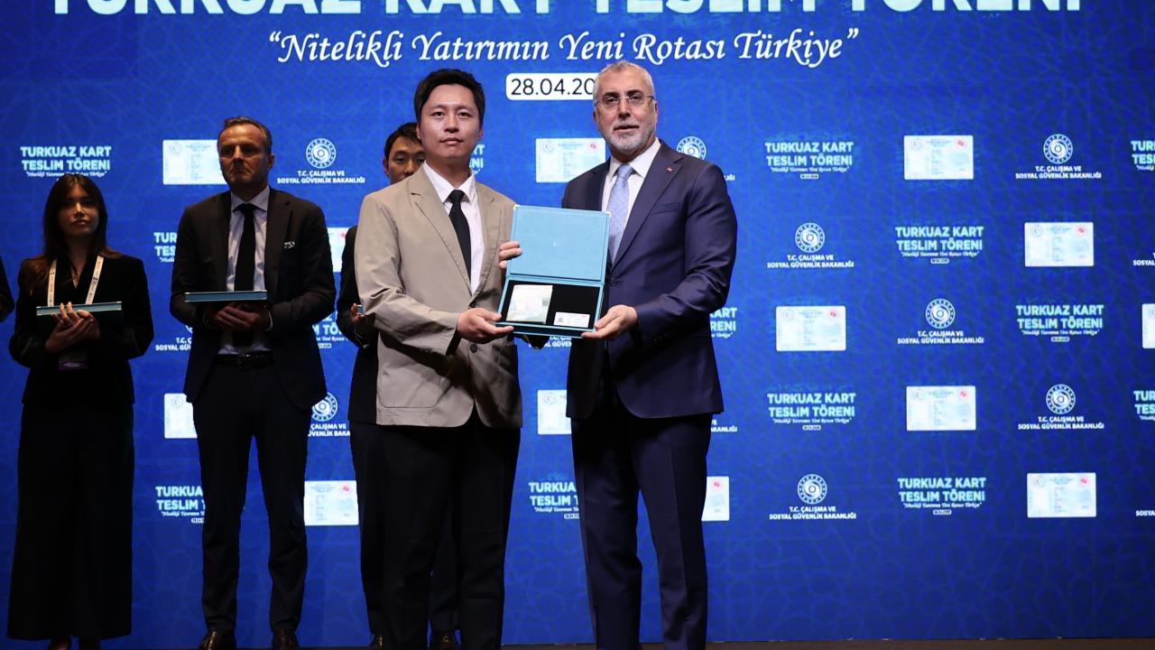 Türkiye'ye yatırım yapan 22 firmanın temsilcisine Turkuaz Kart verildi