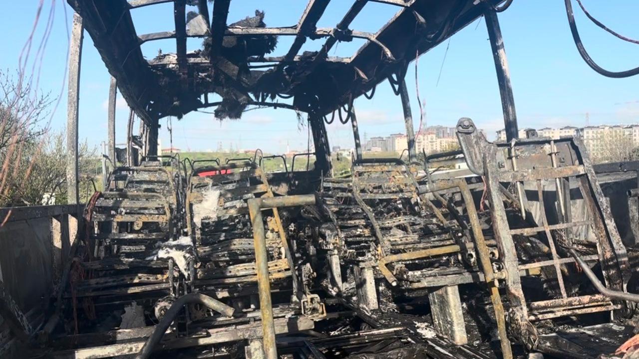 Seyir halindeyken yanan midibüs demir yığınına döndü