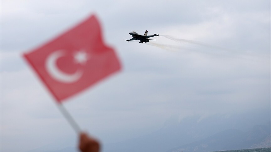 SOLOTÜRK, Antalya'da gösteri uçuşu yaptı