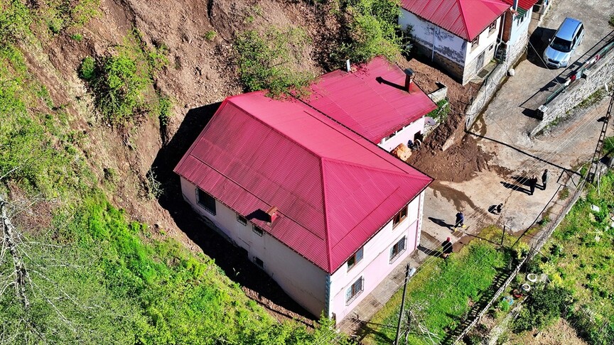 Trabzon'da heyelan nedeniyle bir evde hasar oluştu, bir ev tahliye edildi