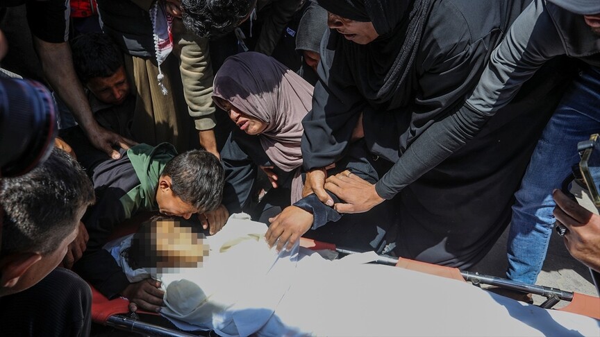 Gazze'de İsrail saldırısında ölen 9 yaşındaki Adil'e kardeşinden yürek yakan veda: Beni bırakıp gitme