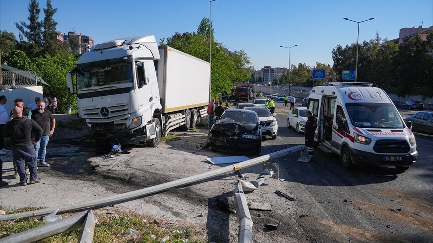İzmir'de tırın 9 araca çarptığı kazada 2 kişi öldü, 5 kişi yaralandı