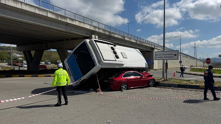 Bartın'da belediye halk otobüsünün otomobilin üzerine devrildiği kazada 46 kişi hastaneye kaldırıldı