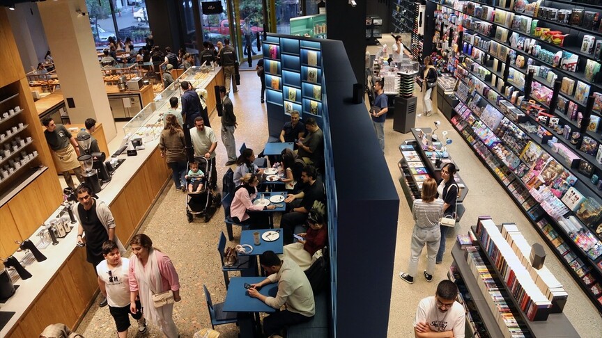 Tahran'daki "Kafe-Kitap", 6 bin kitap arasında özgün konseptiyle farklı bir deneyim sunuyor