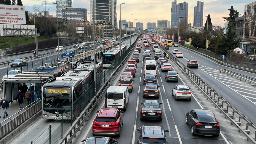 İstanbul'da akşam saatlerinde trafik yoğunluğu yaşanıyor