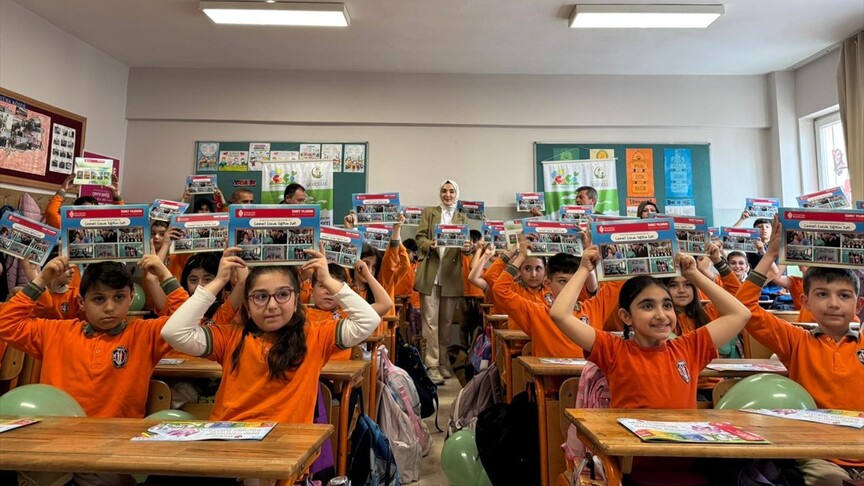 Ümraniye'de bir ilkokulda öğrencilere sıfır atık eğitim seti dağıtıldı